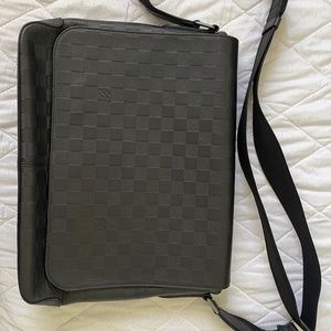 Louis Vuitton  District MM onyx leather
